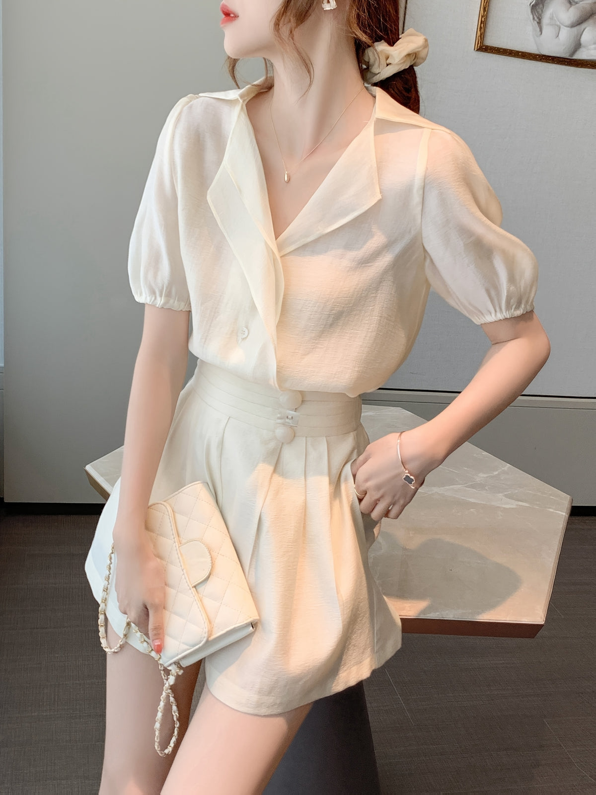 Conjunto de duas peças, com camisa solta em decote em V