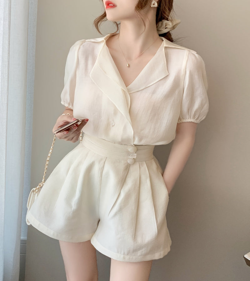 Conjunto de duas peças, com camisa solta em decote em V