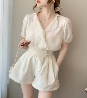 Conjunto de duas peças, com camisa solta em decote em V