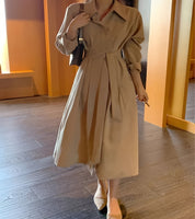Look Elegância Atemporal – Vestido Midi com Cinto e Gola de Lapela