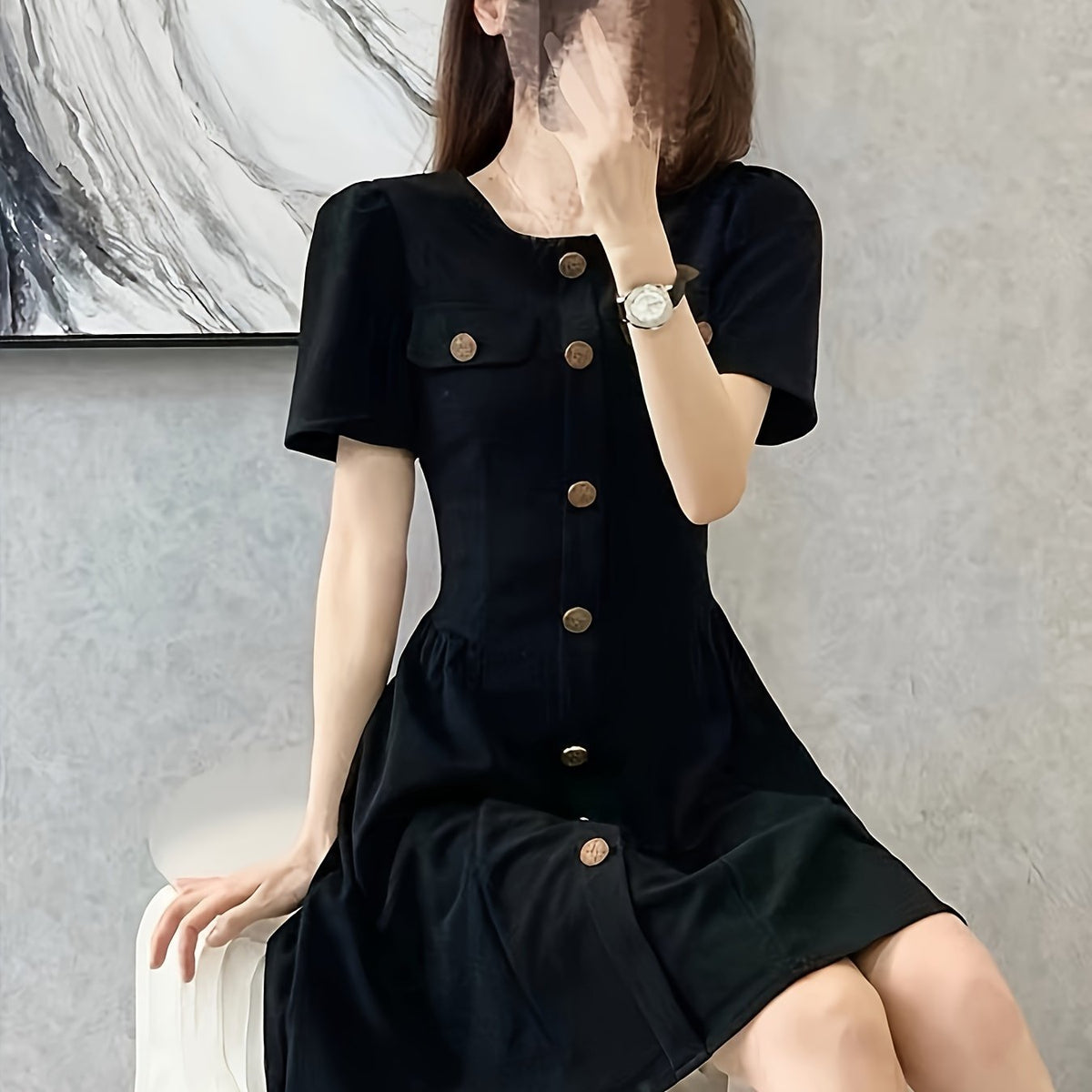 Vestido preto elegante com detalhe de botão falso - gola redonda, manga curta, design em linha