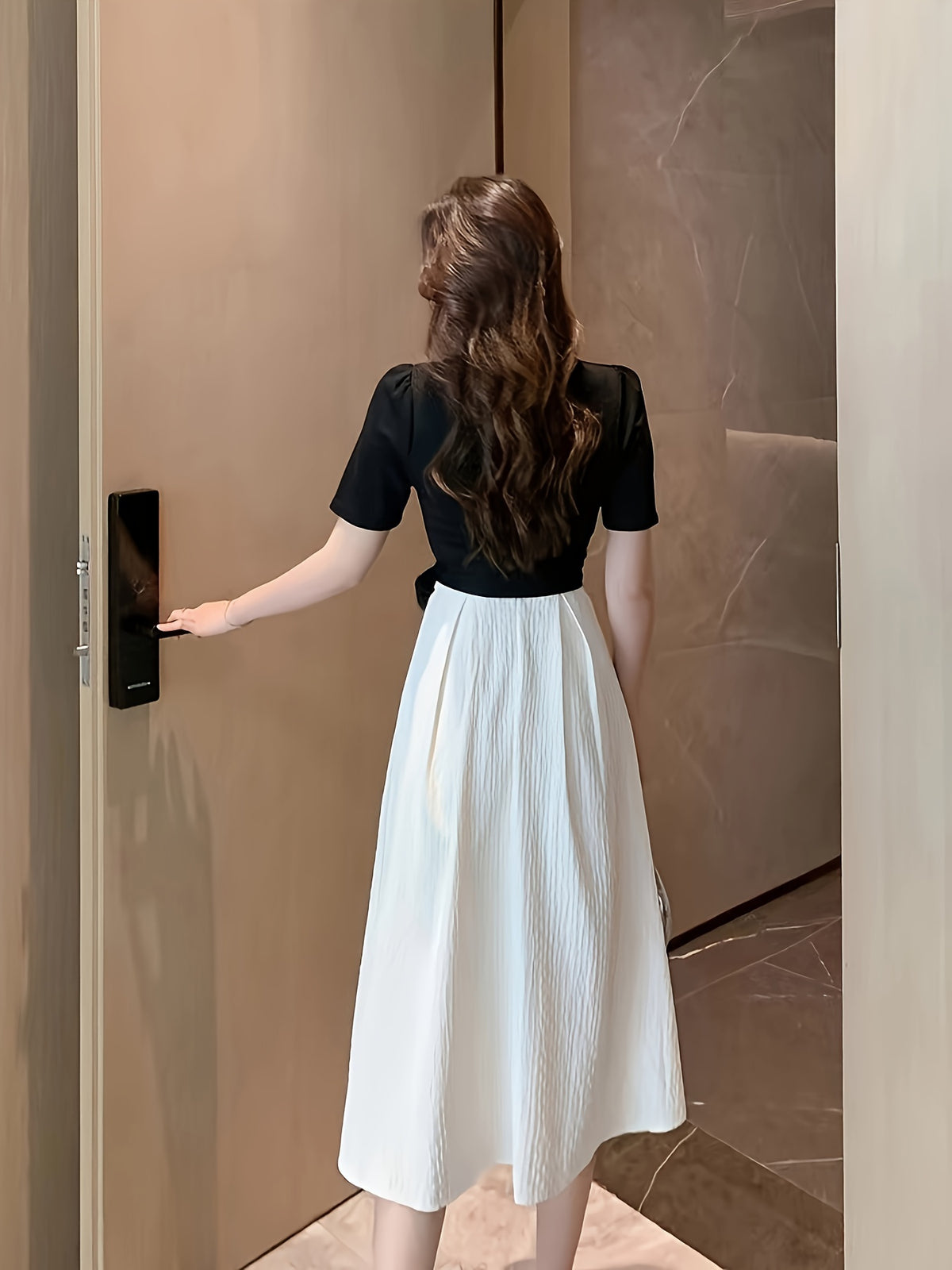 Vestido de manga curta em bloco de cores, com laço de cintura alta
