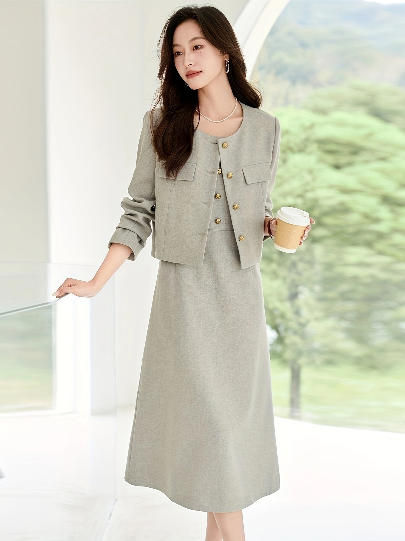 Conjunto  elegante de duas peças com colete curto e vestido sem mangas