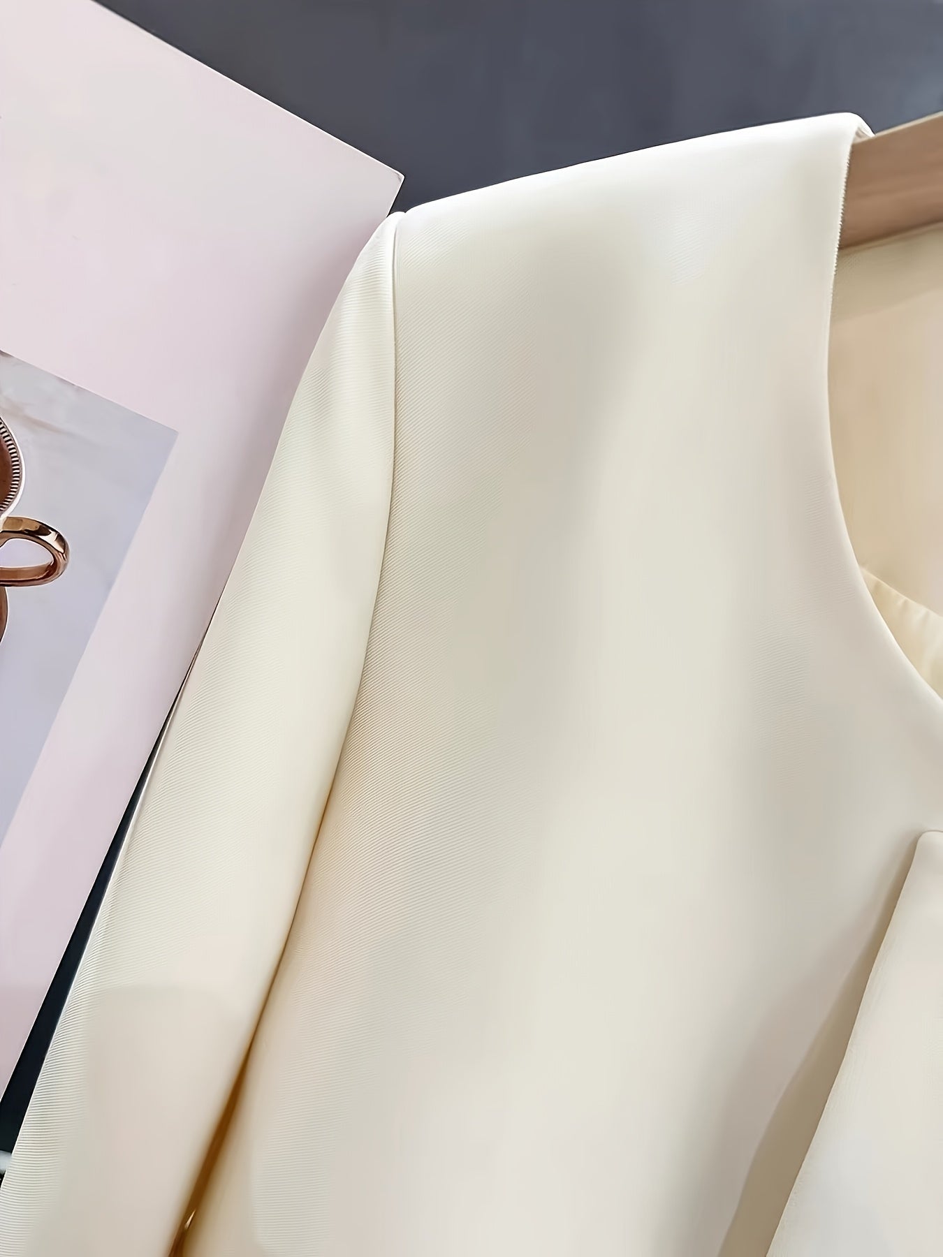 Blazer elegante com decote em V e abotoamento