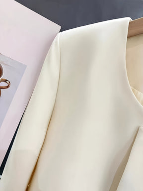 Blazer elegante com decote em V e abotoamento