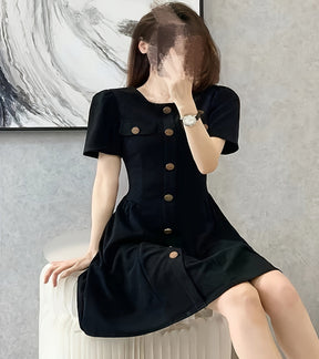 Vestido preto elegante com detalhe de botão falso - gola redonda, manga curta, design em linha