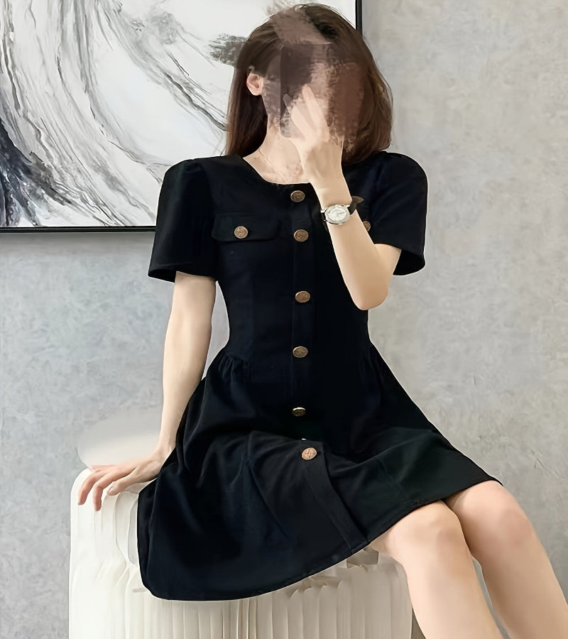 Vestido preto elegante com detalhe de botão falso - gola redonda, manga curta, design em linha