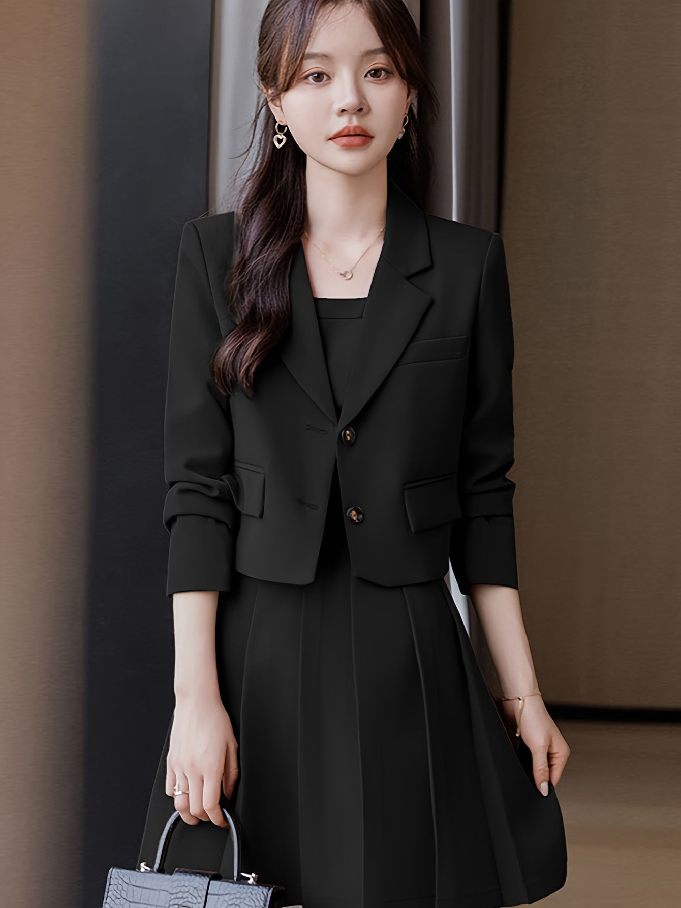 Terno curto, moderno e casual, com um vestido de duas peças