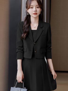 Terno curto, moderno e casual, com um vestido de duas peças