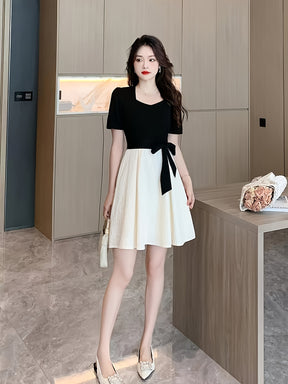Vestido elegante com cinto e bloco de cores, plissado com decote em coração e manga curta