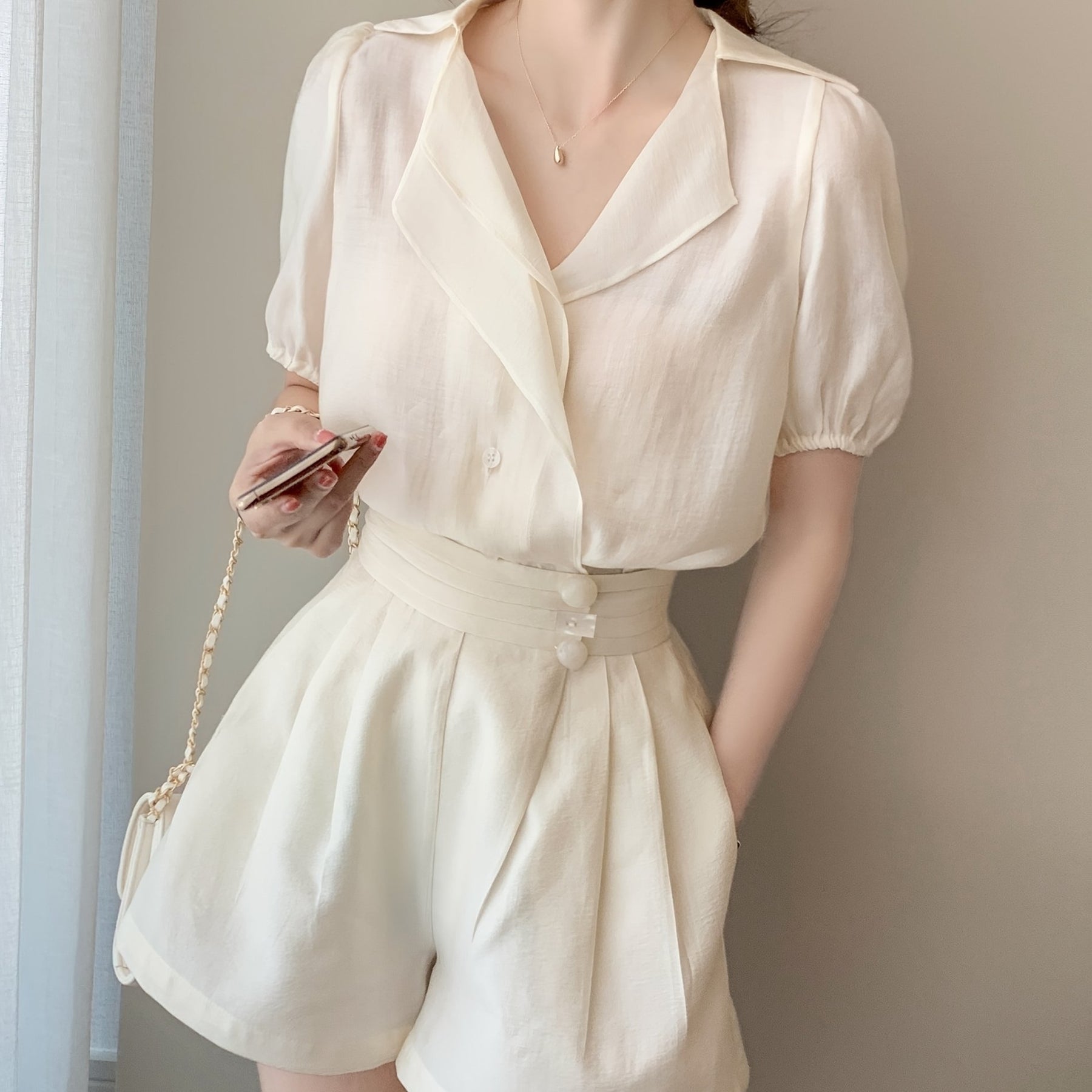 Conjunto de duas peças, com camisa solta em decote em V