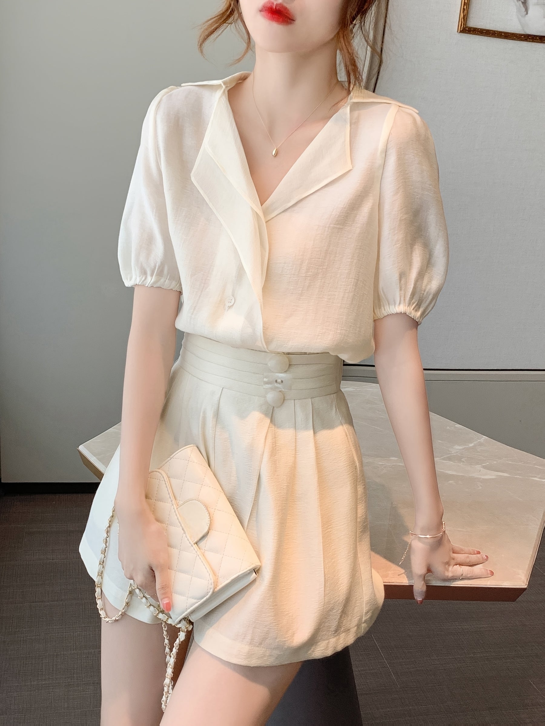 Conjunto de duas peças, com camisa solta em decote em V