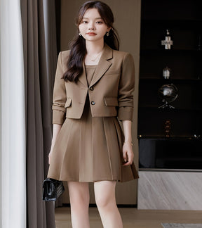 Terno curto, moderno e casual, com um vestido de duas peças