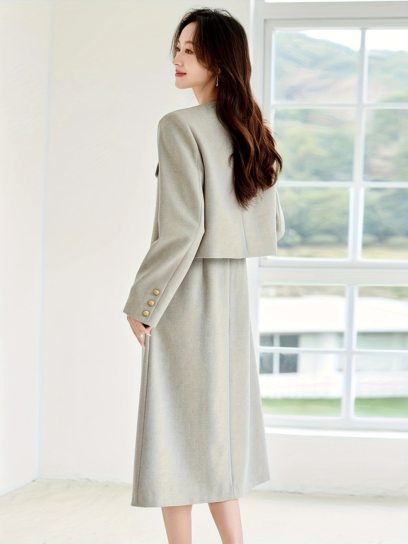 Conjunto  elegante de duas peças com colete curto e vestido sem mangas