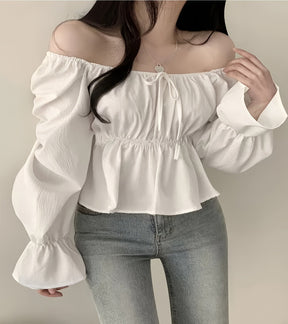 Camisa Solta de Ombro Caído com Cintura Marcada e Mangas Sino com Babados – Sofisticação e Leveza no Estilo Coreano