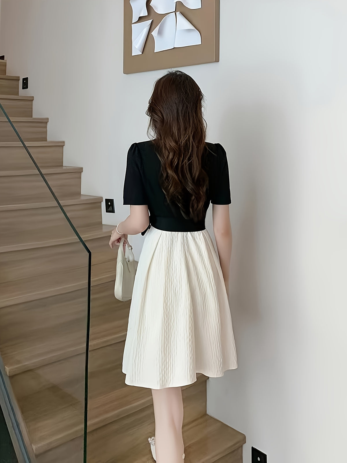 Vestido elegante com cinto e bloco de cores, plissado com decote em coração e manga curta