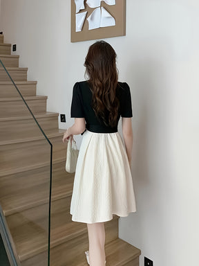 Vestido elegante com cinto e bloco de cores, plissado com decote em coração e manga curta