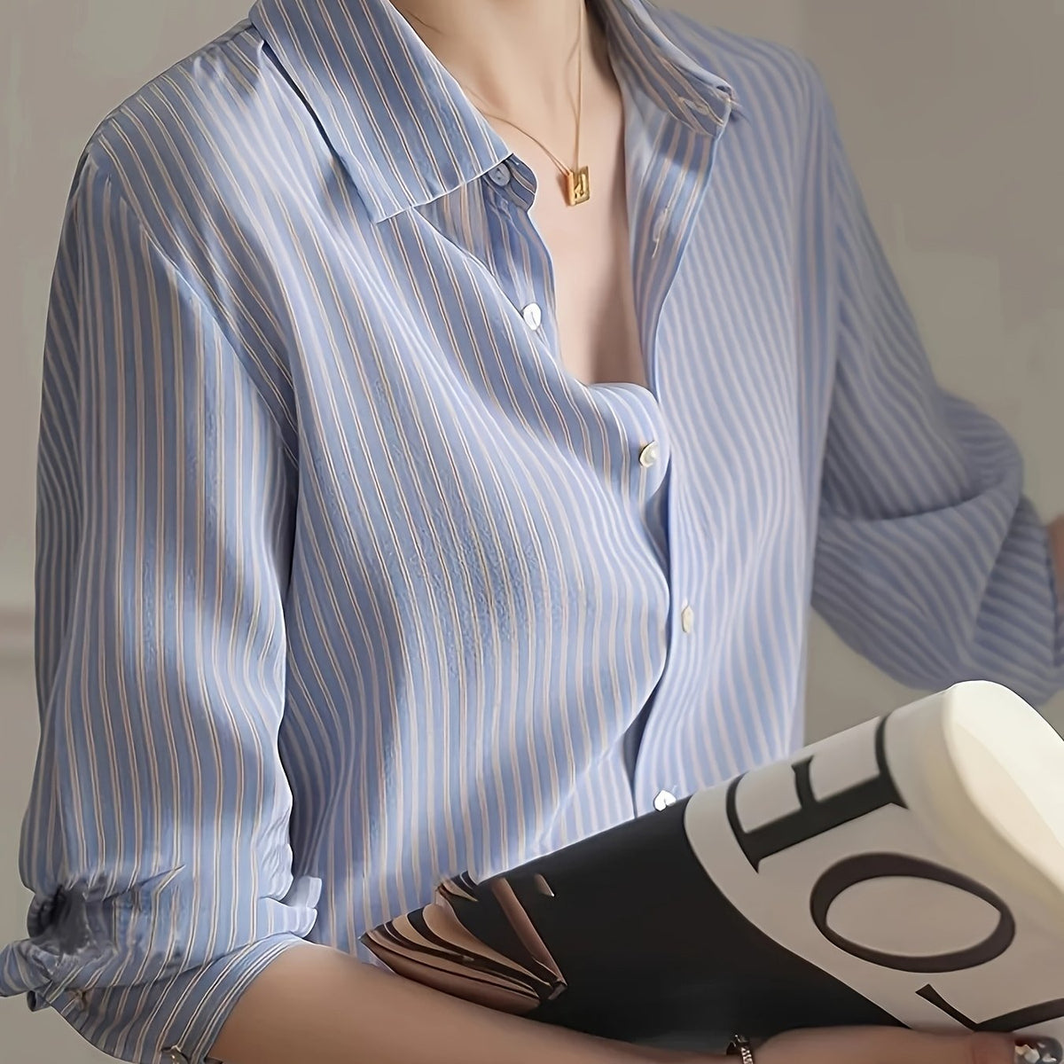 Blusa Listrada Azul – Elegância Coreana em Cada Detalhe