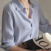 Blusa Listrada Azul – Elegância Coreana em Cada Detalhe