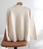 Look Inverno Coreano  –  Suéter Gola Alta Casual + Saia Elanca Plissada Midi